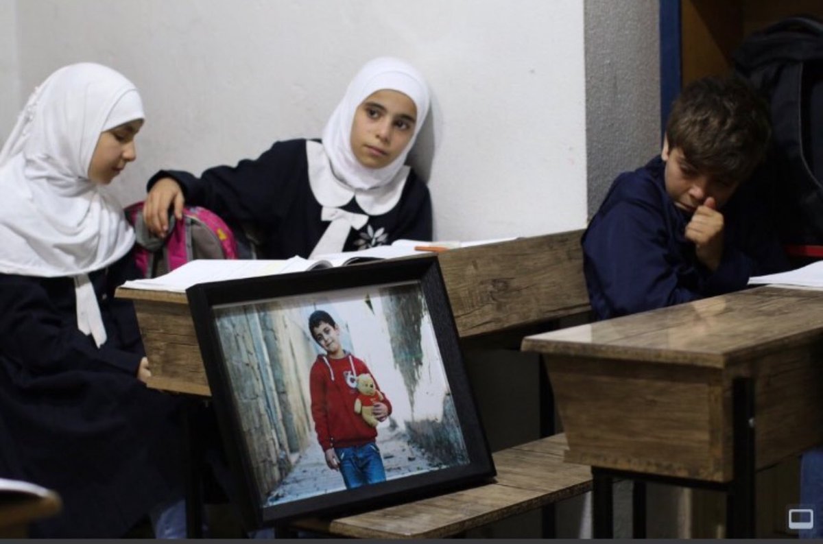 أصدقاء الطفل حمزة الشبلي – الذي عاش حياته يتيمًا، وانتهت طفولته بقذيفة أسدية حاقدة – وضعوا صورته على المقعد الذي كان يجلس عليه في الصف ..

إدلب - 2024