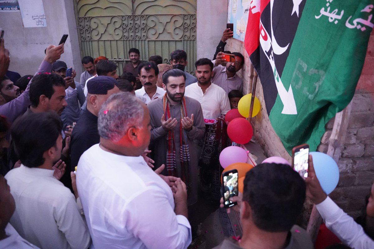 MashooqAli57746's tweet photo. راول شرجیل میمن کی قیادت میں گاؤں بهادر چانڈیو میں ترقیاتی منصوبے سی سی پیور کی تعمیر کا آغاز۔
پیپلز پارٹی عوامی خدمت اور خوشحال سندھ کے ویژن پر گامزن ہے۔
یہ منصوبے بہتر مستقبل کی ضمانت ہیں۔
#PPPWorks #RawalSharjeelMemon #DevelopmentInSindh
🇱🇾♥️🖤💚🇵🇰 https://t.co/w6Mv9hK3Bj