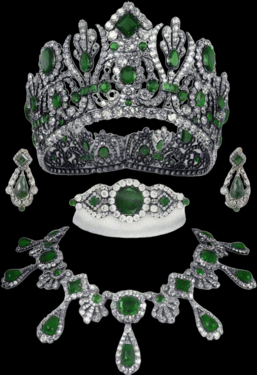 🇫🇷 According to the latest report from France’s Ministry of Culture, eight pieces of jewelry were stolen from the Louvre:

– a sapphire tiara,
– a necklace and earrings that once belonged to Dutch Queen Hortense de Beauharnais and later to French Queen Marie-Amélie,
– an emerald