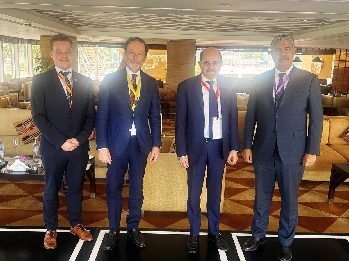 #أسوان|| معالي وزير الخارجية وشؤون المغتربين الدكتور شائع الزنداني <a href="/Shaya_Zindani/">د.شائع الزنداني</a> يلتقي المبعوث الخاص لألمانيا الاتحادية السفير فيكتور بيلينغ على هامش منتدى أسوان، لمناقشة تعزيز العلاقات الثنائية ودعم جهود السلام والتنمية المستدامة. mofa-ye.org/Pages/?p=34568