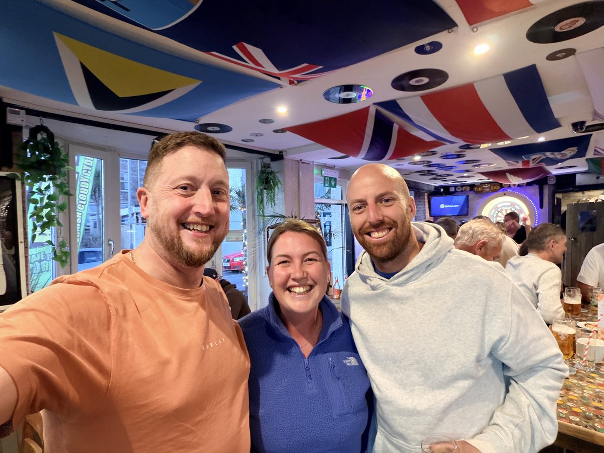 q8443681's tweet photo. Met a legend of the England game tonight , such a great guy happy to spend a bit of time….. #tailendersoftheworlduniteandtakeover https://t.co/RRwG7brGm0