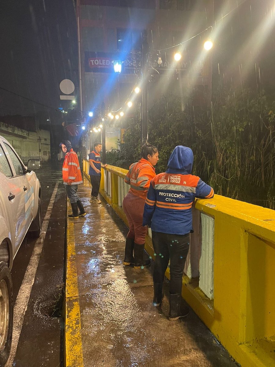 Con nuestro Sistema de Alerta Temprana, ejecutamos un monitoreo permanente y en tiempo real del caudal y nivel de ríos y quebradas.🤓⚠️

Asimismo, los equipos se mantienen atentos para prevenir incidentes en las cercanías de estas zonas.💪🫡

#amdc #alcaldiaenaccion