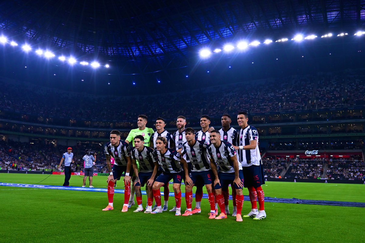 Monterrey tiene…

A un portero decente.

A dos laterales derechos que en teoría son buenos.

A dos laterales izquierdos que en teoría son buenos.

A centrales de jerarquía en su momento de selección mexicana y a una leyenda como Sergio Ramos.

A dos contenciones que están