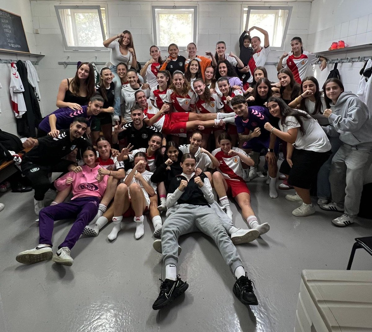 [FEMENÍ]

Cinquena victòria en 5 jornades del conjunt de <a href="/CGutierrez954/">Christian Gutiérrez</a> que segueix líder invicte i en solitari. Dos gols a la primera part d'Ana Olmedo i Paula Nieto han encarrilat un partit sempre controlat.

#HospiCassà #1CatFem #SomhiHospi #PosatlaFranja