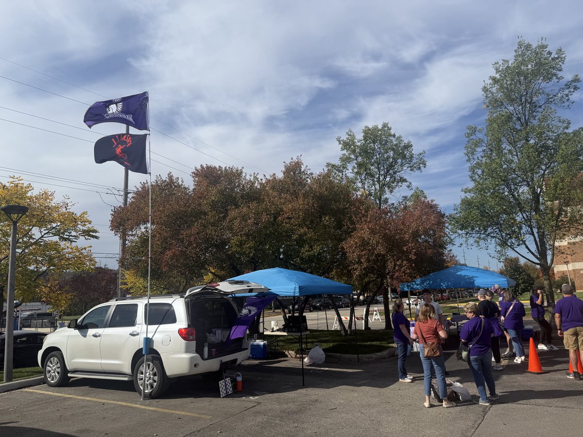 cc2amaz's tweet image. Ash is lucky to have a great cheering section. Rough week for the win column, but W’s for the friends and family connections!  #stedlets #rollwarriors @MrsSteding @AshlynSteding