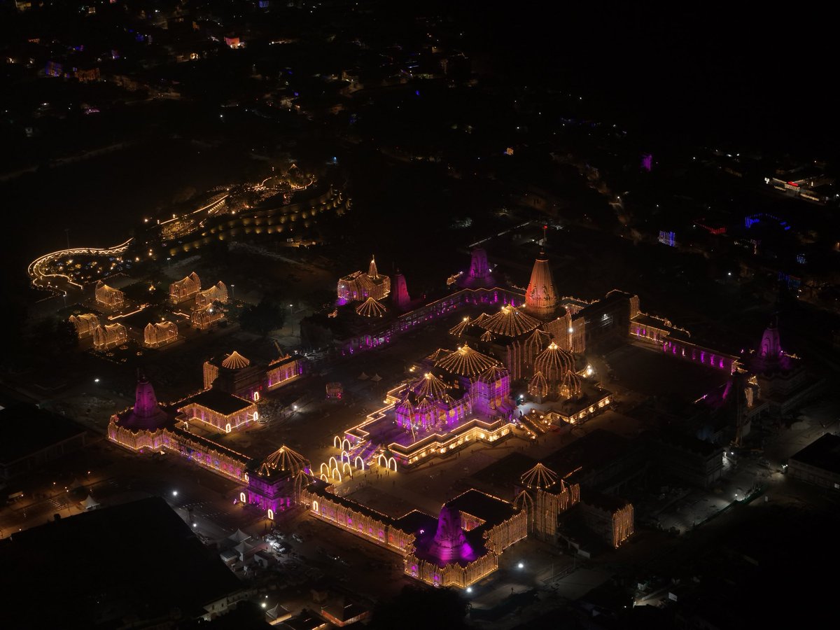 धवल धाम ऊपर नभ चुंबत।
कलस मनहुँ रबि ससि दुति निंदत॥
बहु मनि रचित झरोखा भ्राजहिं।
गृह गृह प्रति मनि दीप बिराजहिं॥

उज्ज्वल महल ऊपर आकाश को चूम रहे हैं। महलों पर के कलश अपने दिव्य प्रकाश से मानो सूर्य, चंद्रमा के प्रकाश का भी तिरस्कार करते हैं। महलों में बहुत सी मणियों से रचे हुए