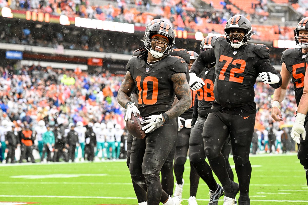 Browns's tweet image. i mean just look at that face 😁