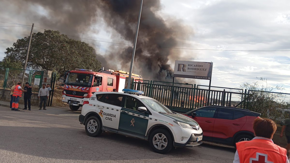 CruzRojaEX's tweet photo. @CRE_Emergencias @DipdeBadajoz @DiputacionCC @Extremadura7D @EPExtremadura @RTVE_Ext @noticiasCEX @EfeExtremadura @EP_Extremadura @CopeExtremadura @OCR_Extremadura @hoyextremadura @ser_extremadura Hasta el momento, ninguna persona ha resultado afectada, y los equipos de @CRE_Emergencias desarrollan su labor de forma preventiva. https://t.co/60VpORyNQ7