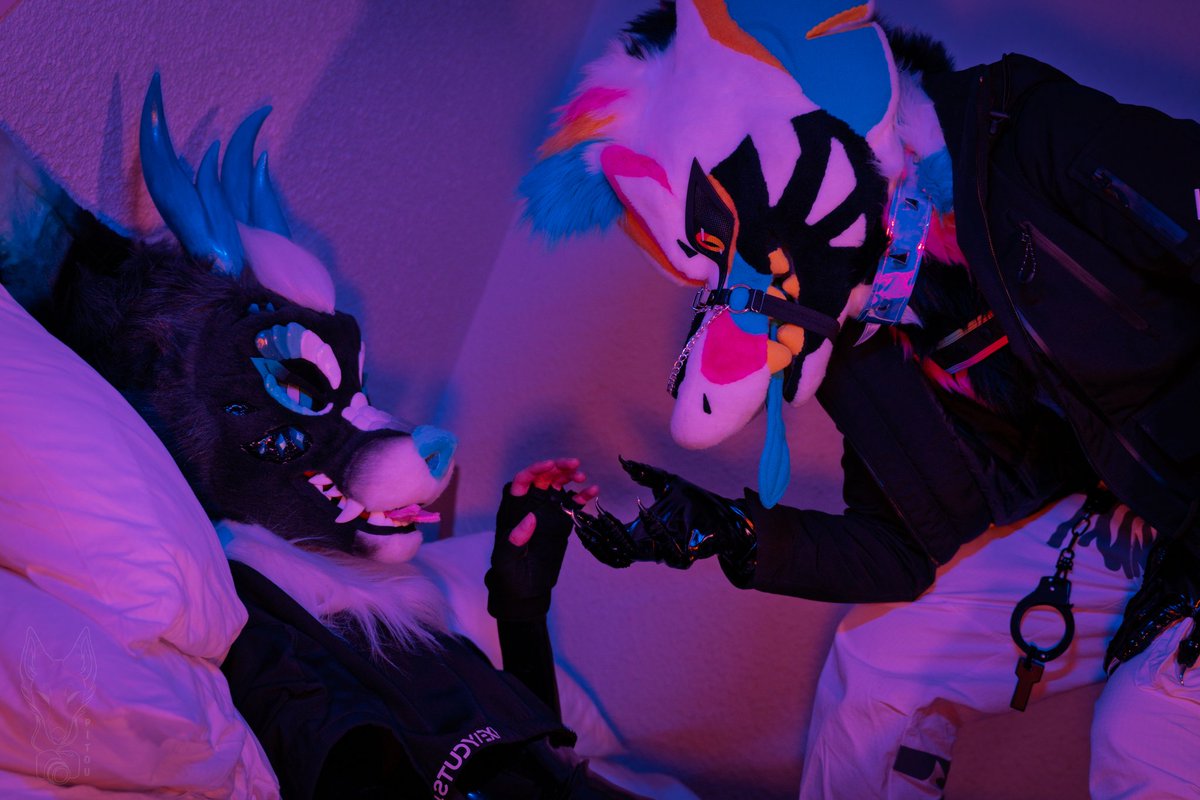 Come with me. 🖤 <a href="/AdialeAD/">ADiale 🔞</a>
📸 : <a href="/RikouPitou/">Rikou Pitou NSFW</a>
#rubberfur #latex #FursuitEveryday