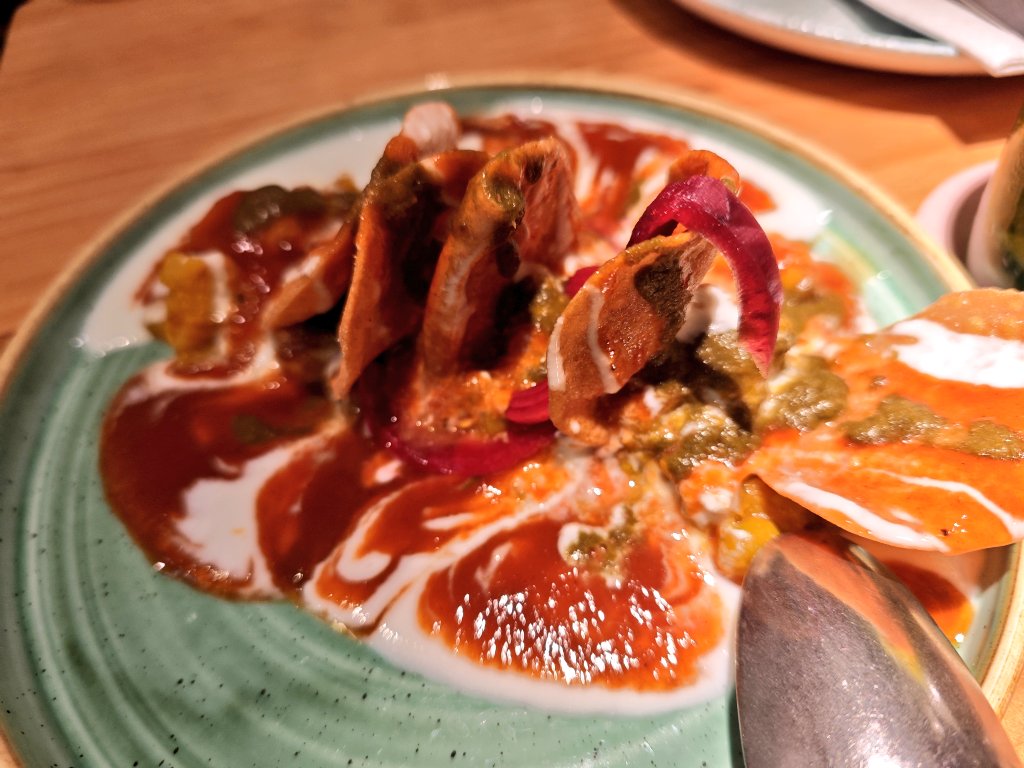 Al Little Andaman s’hi menja de perles. No és el típic indi, però sí que és autèntic. El servei i l’espai, molt agradables. Carta en català sense haver-la de demanar. Pica una mica, però ho he pagat de gust. L’únic “però”: l’aigua d’osmosi, a preu d’Evian.