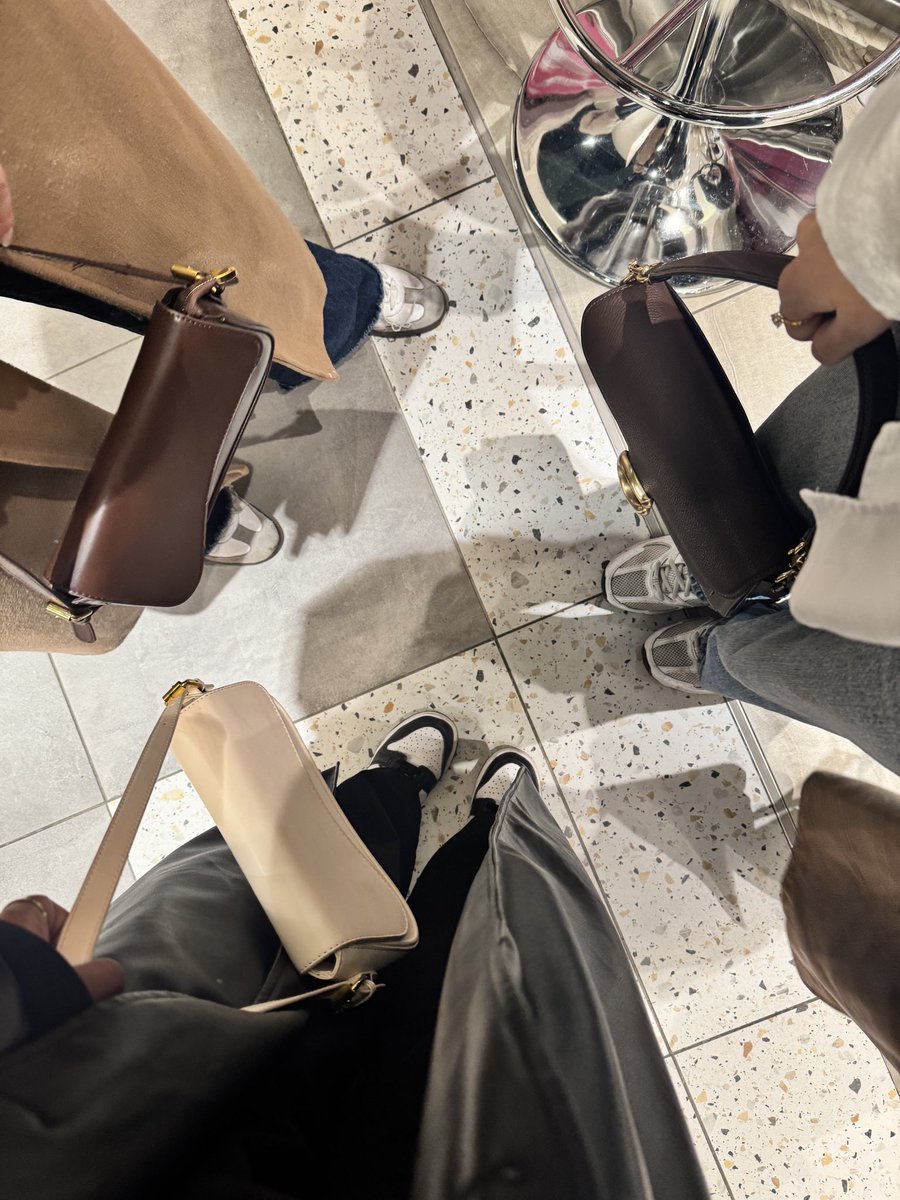 yvsmin_'s tweet image. dates with my girls heal me