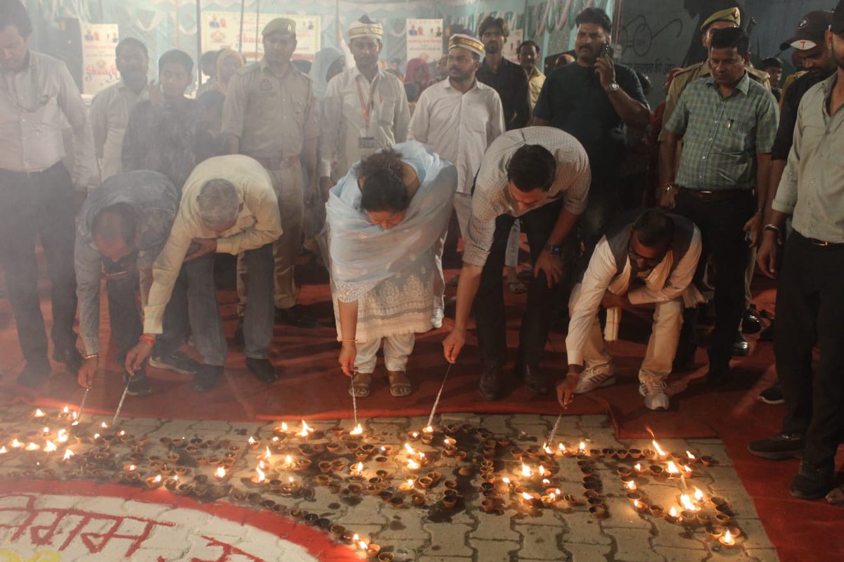 दीपों के इस पर्व पर समाज के अंतिम पायदान पर खड़े लोगों के चेहरों पर मुस्कान लाने के उद्देश्य से मंडलायुक्त श्रीमती संगीता सिंह एवं नगर आयुक्त <a href="/iaspremprakash/">Prem Prakash Meena, IAS</a> ने इस बार दीपावली का त्योहार मलिन बस्ती के नन्हे-मुन्ने बच्चों के साथ धूमधाम से मनाया।
<a href="/CMOfficeUP/">CM Office, GoUP</a>
<a href="/UPGovt/">Government of UP</a>
<a href="/InfoDeptUP/">Information and Public Relations Department, UP</a>