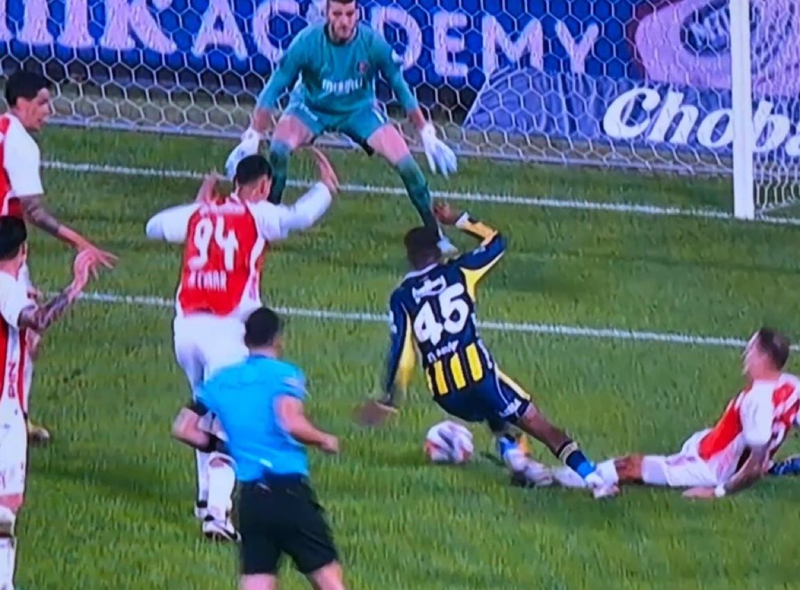 luisuarez9_'s tweet image. şu açıya rağmen penaltıyı çat diye çalmamasının art niyetten başka mantıklı tek bir izahı var mı ya?