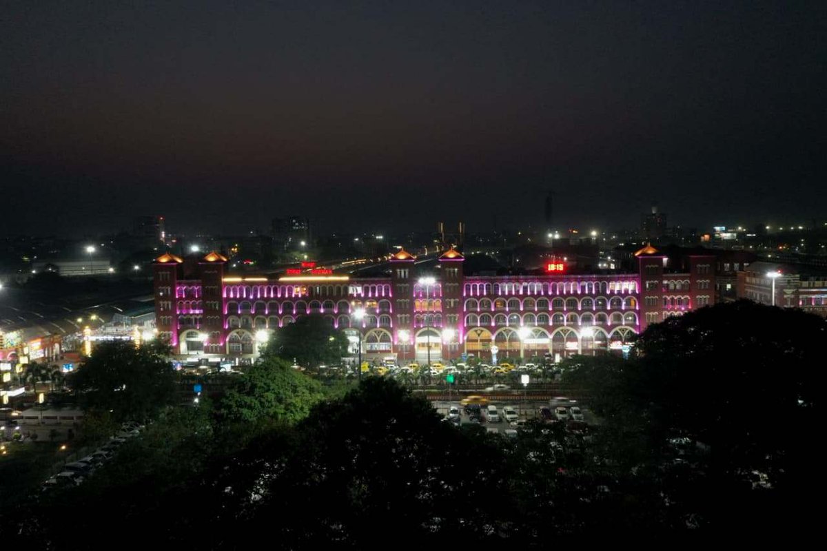 drmhowrah's tweet image. Howrah Station has been beautifully adorned with festive decorations on the occasion of Diwali, enhancing the experience of passengers and visitors passing through one of India’s busiest railway terminals.

#IndianRailways #Howrah #FestiveRush #BoardInOrder #RPF