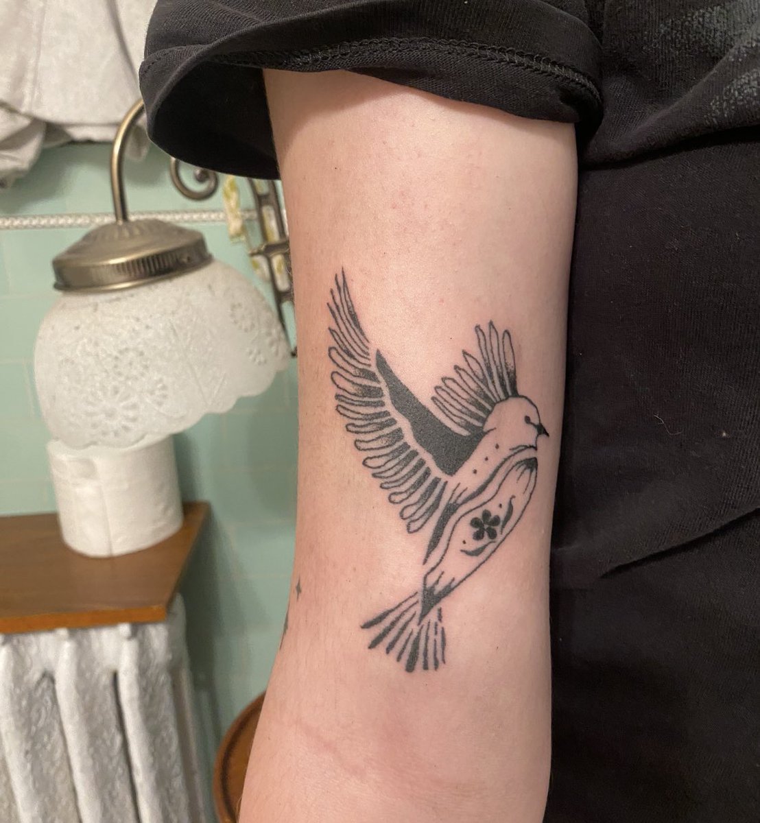 _zlinky's tweet image. wowie thank you for the love🫶 I am a cyborg and here is some more of my recent work (all hand poke). definitely want to do more american traditional after these lovely scorpions🦂💓