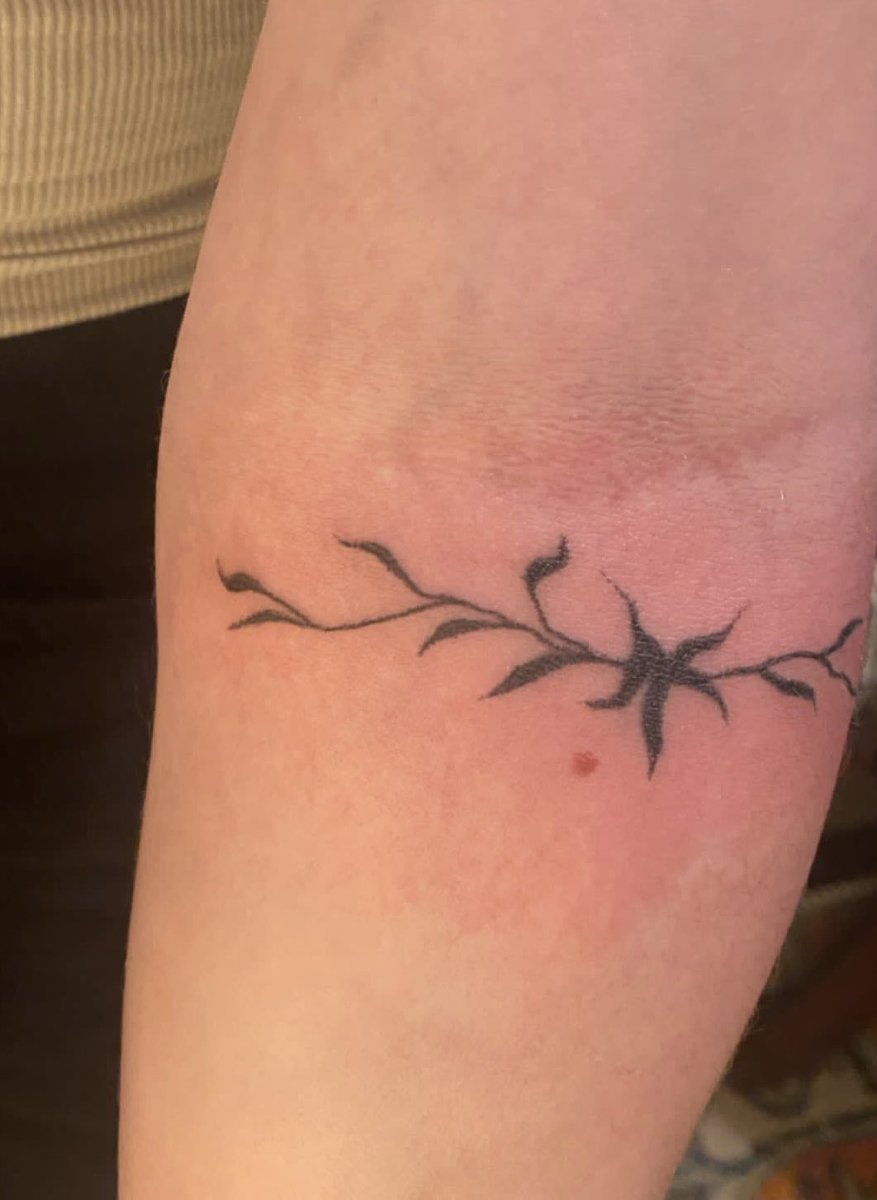 _zlinky's tweet image. wowie thank you for the love🫶 I am a cyborg and here is some more of my recent work (all hand poke). definitely want to do more american traditional after these lovely scorpions🦂💓