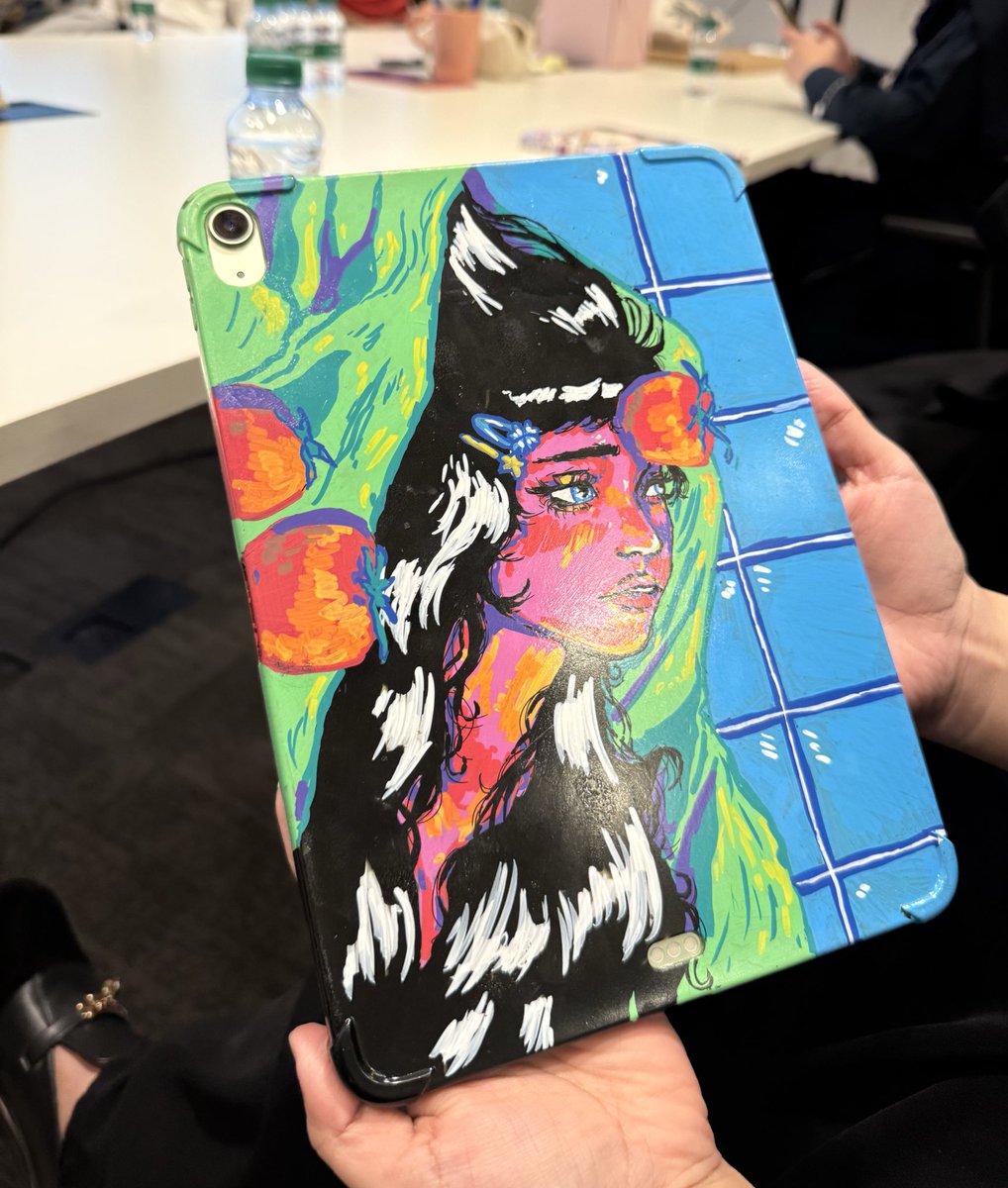 سارة موظفة جديدة اشوف ايبادها اقول واو من وين الكفر حقك 
تقول انا مسويته
مسويته وساكته؟ 
وش ذا التواضع ياسارة
وربي لوحة فنية ماشاء الله