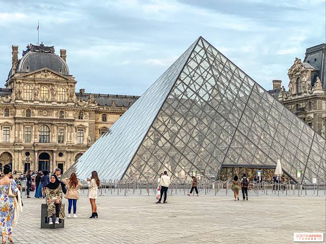 RubenColector's tweet photo. 🔴 #Internacional Se registra robo en el Museo de Louvre; cierran el recinto para iniciar las investigaciones.
#luvre 
#museo https://t.co/GGmPnDnR3Y