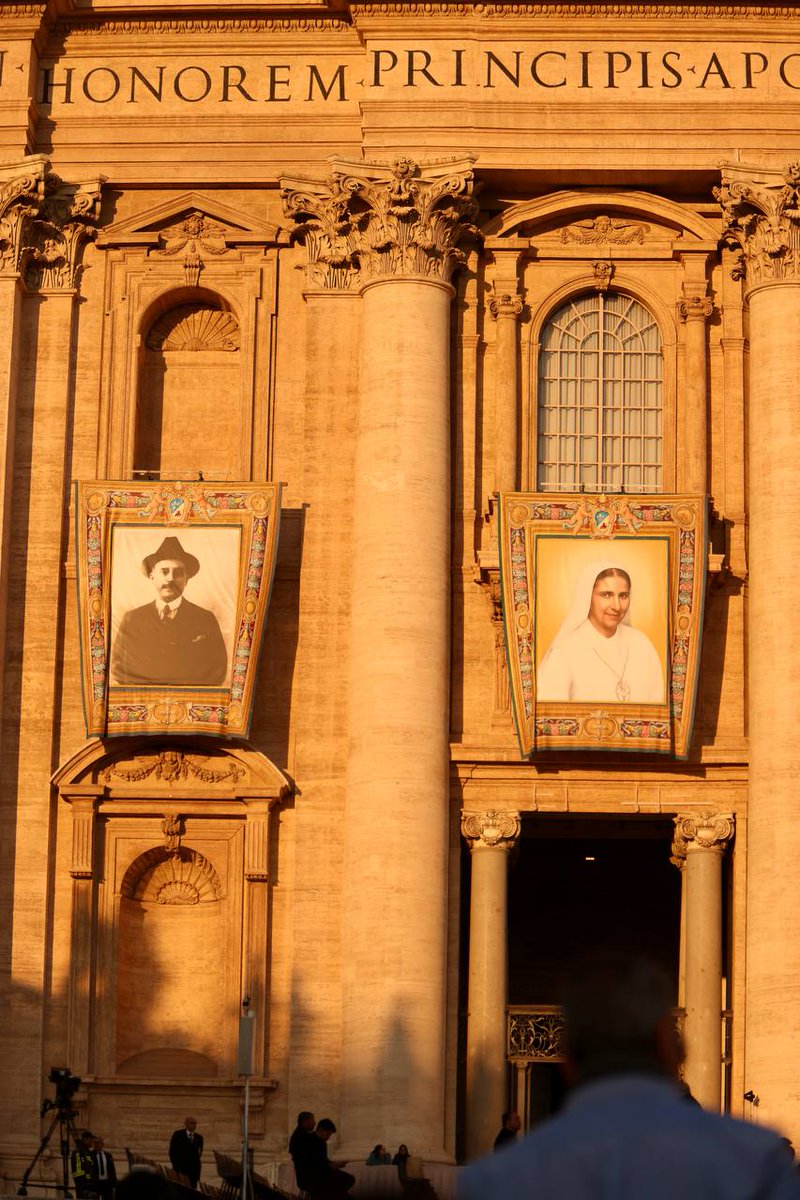 La Iglesia Católica canonizó hoy a siete nuevos santos, entre ellos los primeros venezolanos: San José #GregorioHernández, "el médico de los pobres", y Santa #CarmenRendiles, fundadora de las Siervas de Jesús. Miles de fieles celebran en la Basílica de #SanPedro, #Vaticano,