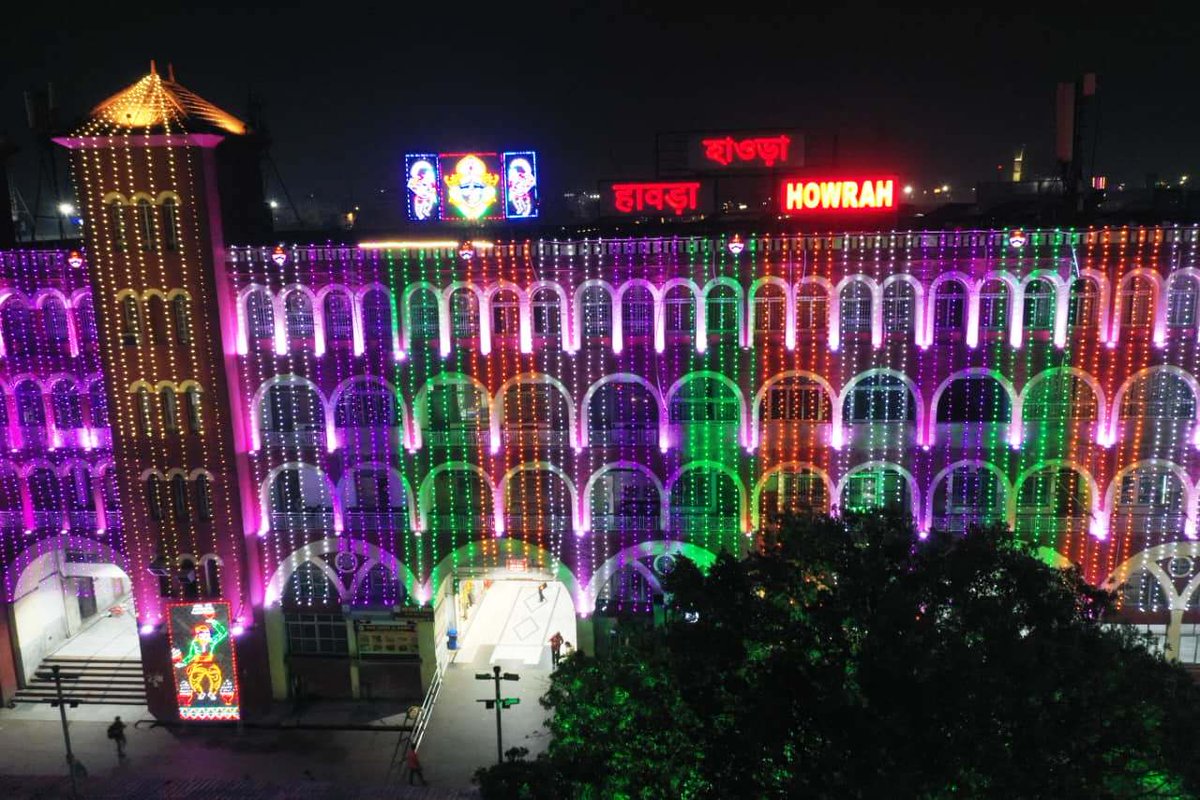 drmhowrah's tweet image. Howrah Station has been beautifully adorned with festive decorations on the occasion of Diwali, enhancing the experience of passengers and visitors passing through one of India’s busiest railway terminals.

#IndianRailways #Howrah #FestiveRush #BoardInOrder #RPF