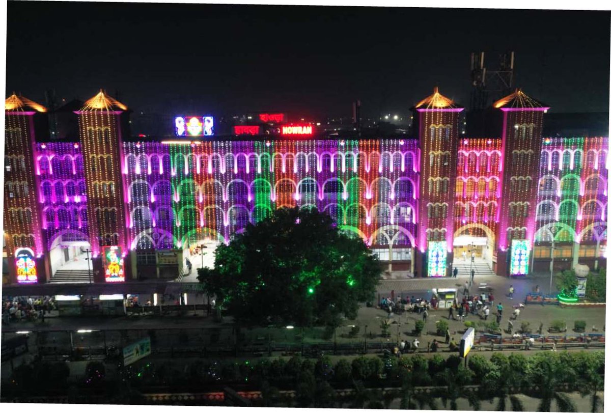 drmhowrah's tweet image. Howrah Station has been beautifully adorned with festive decorations on the occasion of Diwali, enhancing the experience of passengers and visitors passing through one of India’s busiest railway terminals.

#IndianRailways #Howrah #FestiveRush #BoardInOrder #RPF