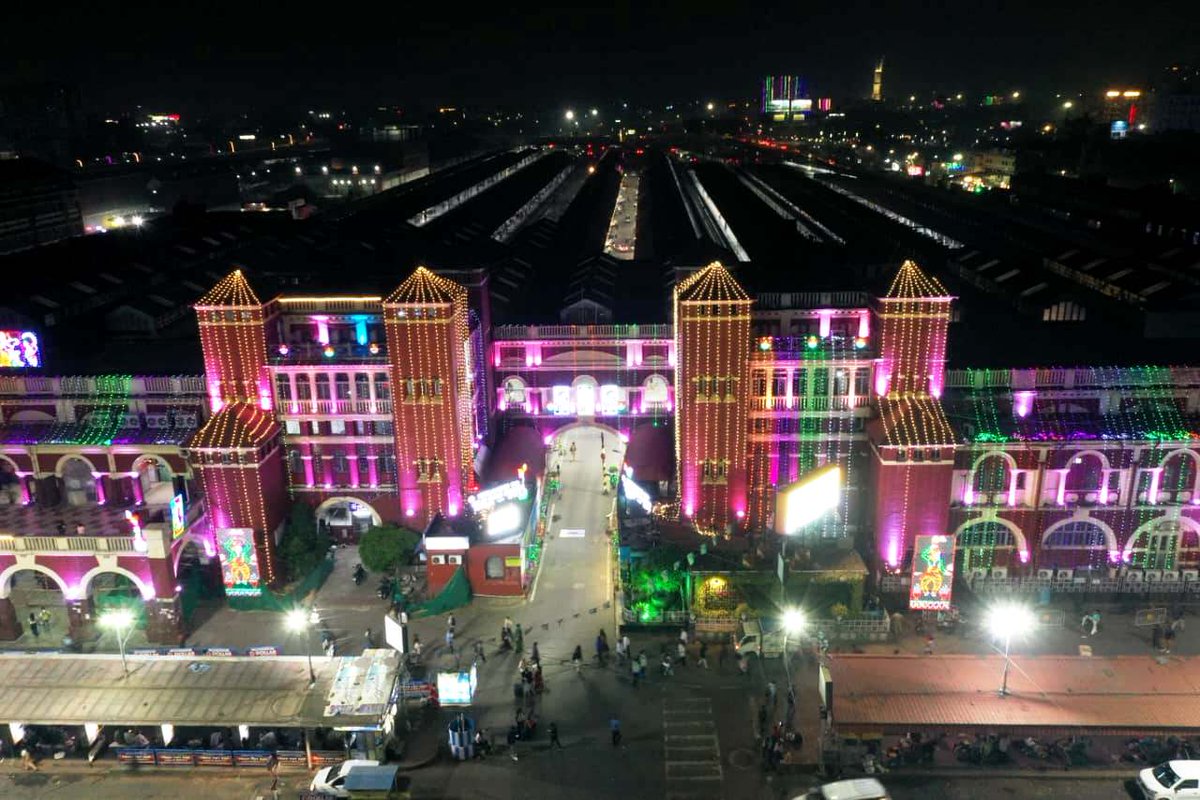 drmhowrah's tweet image. Howrah Station has been beautifully adorned with festive decorations on the occasion of Diwali, enhancing the experience of passengers and visitors passing through one of India’s busiest railway terminals.

#IndianRailways #Howrah #FestiveRush #BoardInOrder #RPF
