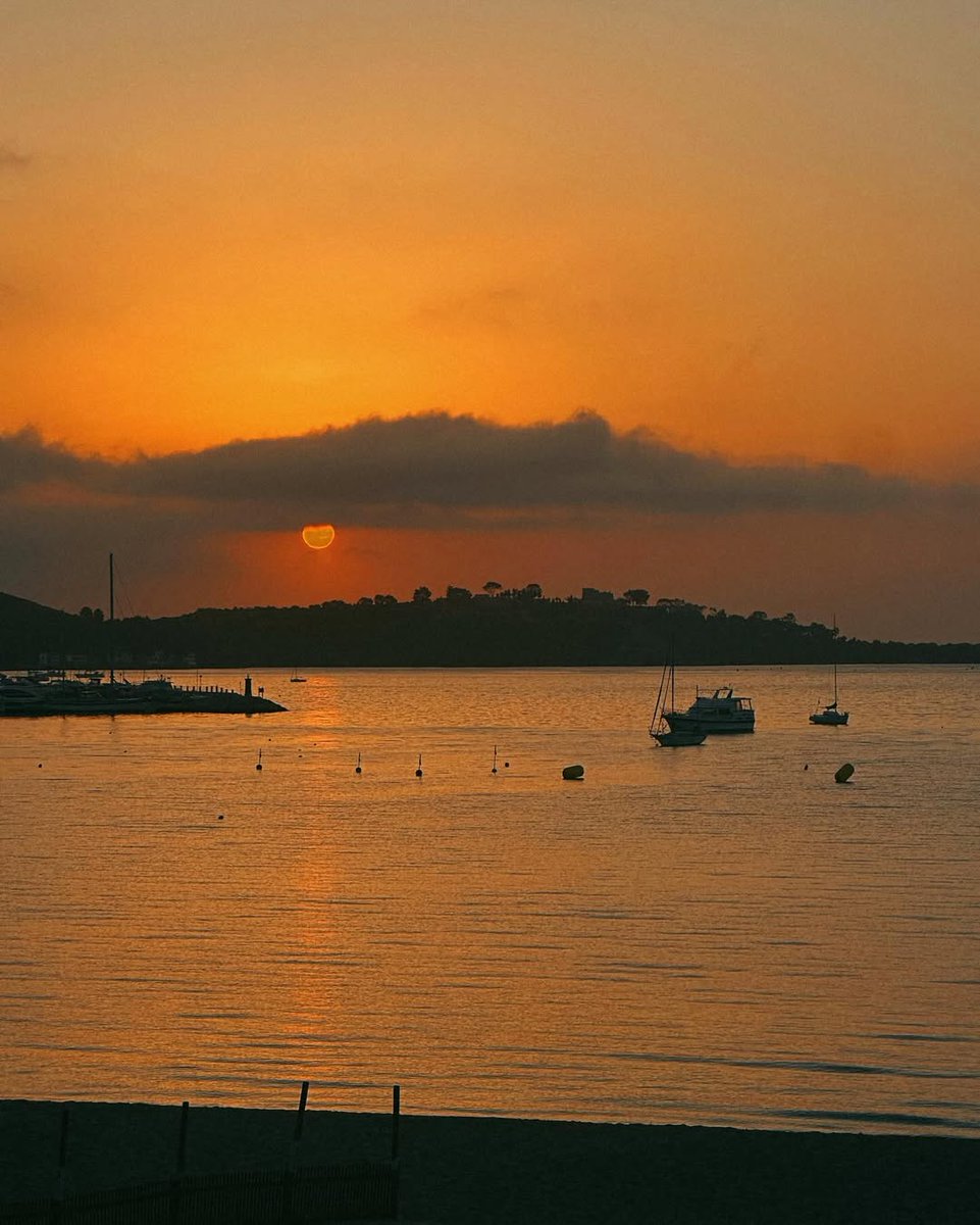 Robson63683216's tweet image. The sunset at Port Pollença is mesmerizing. The glow of the setting sun spreads across the sea, painting the sky red, while the water shimmers with golden waves.

#cyclingshots
#cyclist
#bike
#bikelife
#bikeride
#bicycling