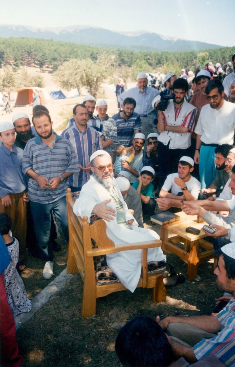 “Kitaplarda yazılan bir şart da, sohbet-i şeyh'tir. Feyz alır mürid. Oturur, kalkar, gelir, gider, feyz alır, yetişir. Yolumuzda, müridin yetişmesinde sohbet-i şeyh önemlidir. Şeyhin sohbetine gitmek lâzım!.. Canla dinlemek, tavsiyelerini tutmak lâzım!..” MEC

#yolumuzunesasları
