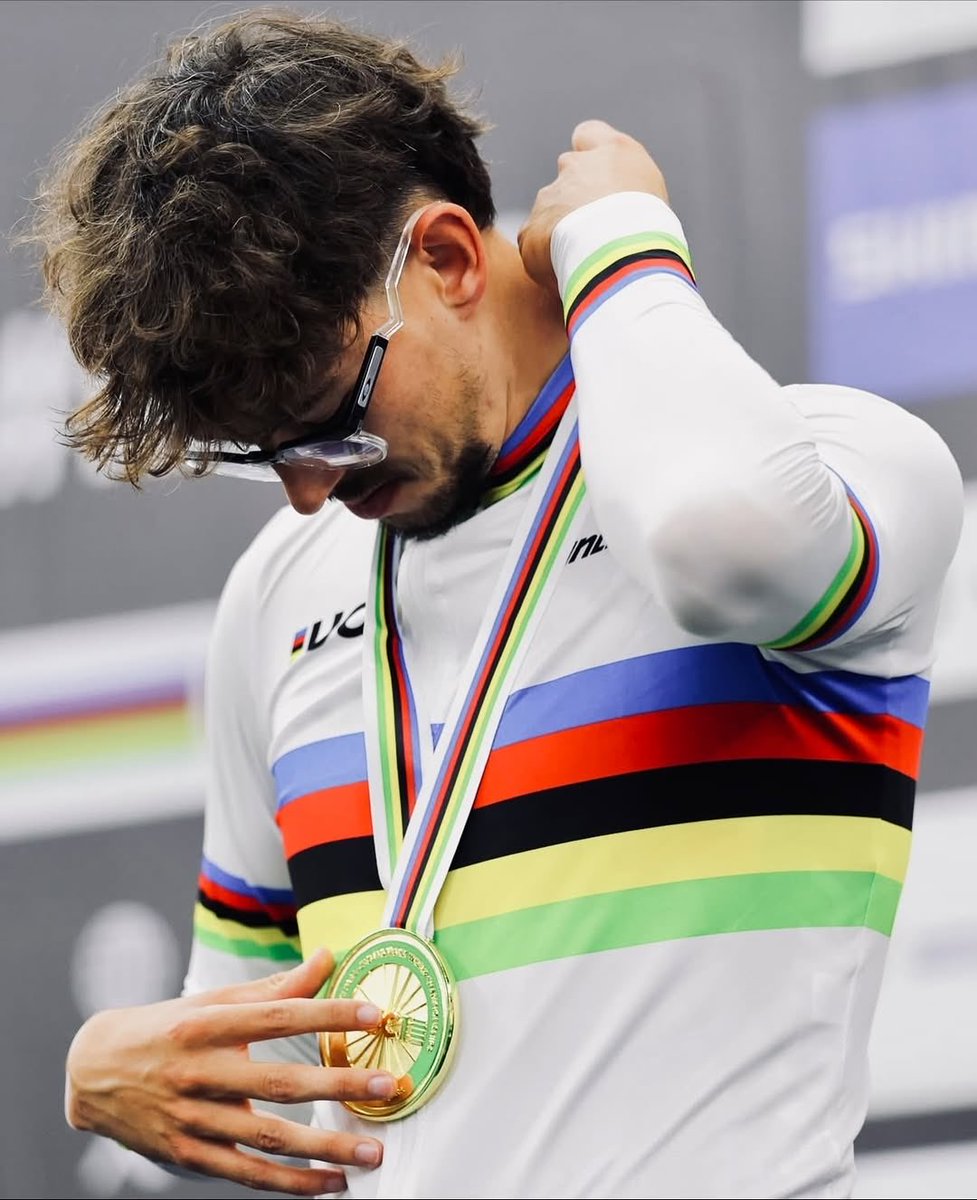 Alexandre Léauté, notre nouveau triple champion du monde de para cyclisme sur piste 👑 

🥇 Scratch 10 Km MC2
🥇 Kilomètre MC2
🥇 Élimination MC2
+1 médaille de bronze sir le 200 m lancé MC2
_
📸 <a href="/FFHandisport/">FFHandisport</a>