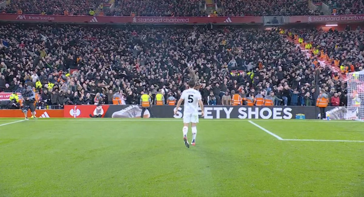 Gak lama setelah full-time, saat seluruh pemain udah masuk ke locker-room, Harry Maguire tetap bertahan di lapangan.

Ia mendatangi tribun away-fans, dan merayakannya sekali lagi bersama mereka. 🥹❤️

#utdfocusid