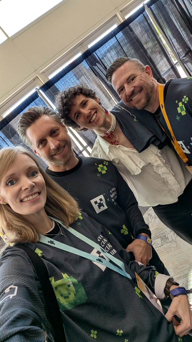 🔴 LIVE NOW at Twitchcon - Team Lime Llamas, let's go!!

twitch.tv/falsesymmetry