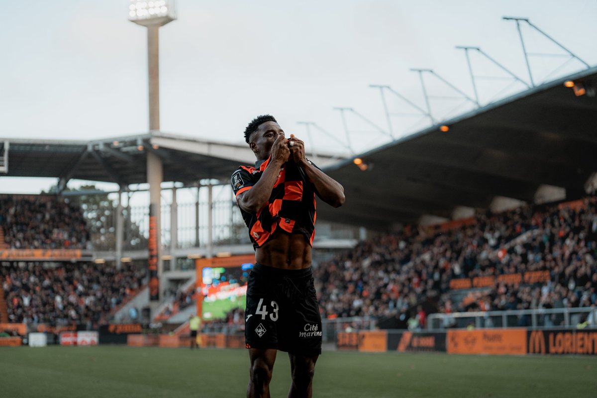 FCLorient's tweet photo. 𝙉𝙚 𝙧𝙞𝙚𝙣 𝙡𝙖̂𝙘𝙝𝙚𝙧👊

Avec caractère, nos Merlus obtiennent un point dans 𝐥𝐞 𝐃𝐞𝐫𝐛𝐲 ce soir 🐟 https://t.co/vYDNogNEmJ