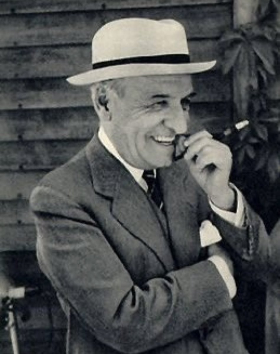 “A través de los actos y la conducta, que es modificable, cada individuo conforma su carácter y se moldea a sí mismo en una permanente elección entre lo éticamente bueno y lo éticamente malo.”
Don José Ortega y Gasset.