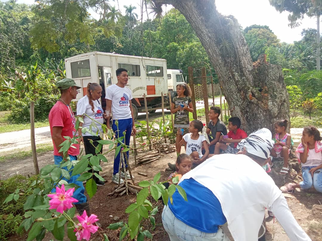 Periodistas de <a href="/Radio_Mambi/">CMKW Radio Mambí</a> recorrimos este fin de semana comunidades en transformación en #SantiagoDeCuba. Fue muy bueno intercambiar con la población.