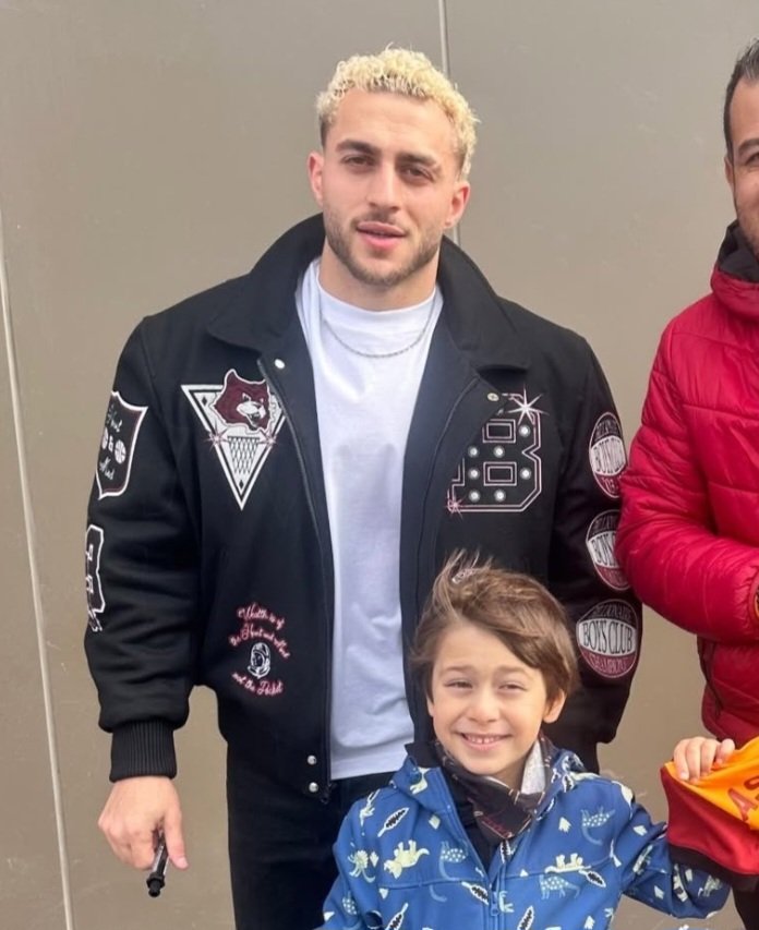 Zaten geniş olan omuzlarını daha da geniş gösteren montu giyip bizi delirtmeye mi çalışıyorsun cnm