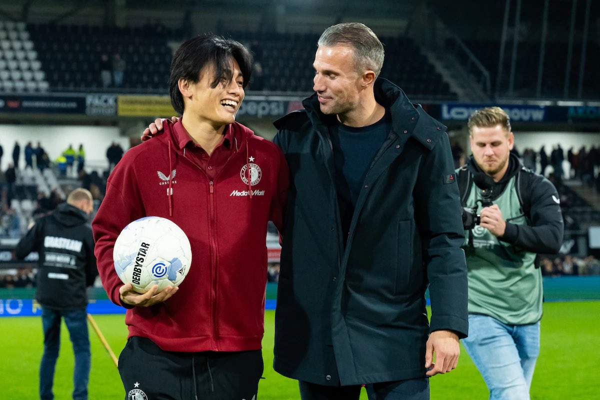 ファン・ペルシー監督🗣｢綺世の素晴らしい所は、いつでも自分らしくいられる人間性にある。彼は常に向上心を持ち、我々が出す課題に真剣に取り組む。パラグアイ🇵🇾やブラジル🇧🇷相手に得点をしても、今日ハットトリックを決めても、態度は何一つ変わらない。今日も前半で交代するという私の選択を受け入