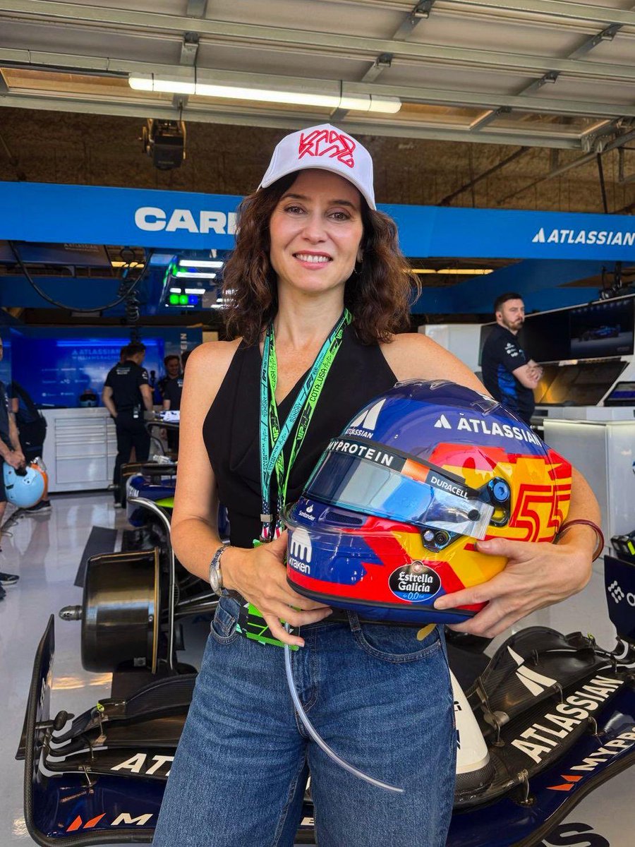 Todo lo mejor para nuestro campeón <a href="/Carlossainz55/">Carlos Sainz</a>, embajador del Gran Premio de Fórmula 1 de España.  #USGP