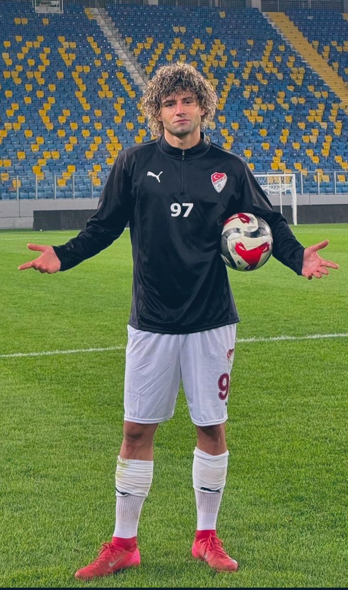 nazimturknas's tweet photo. Sadece 5 kez ilk 11 çıktı
9 golle 2. Ligde gol kralığında lider oldu
Elazığspor’un biyonik golcüsü 
Fuat Bavuk 👑 ⚽️👍🏻 https://t.co/IHSiMhTw7p