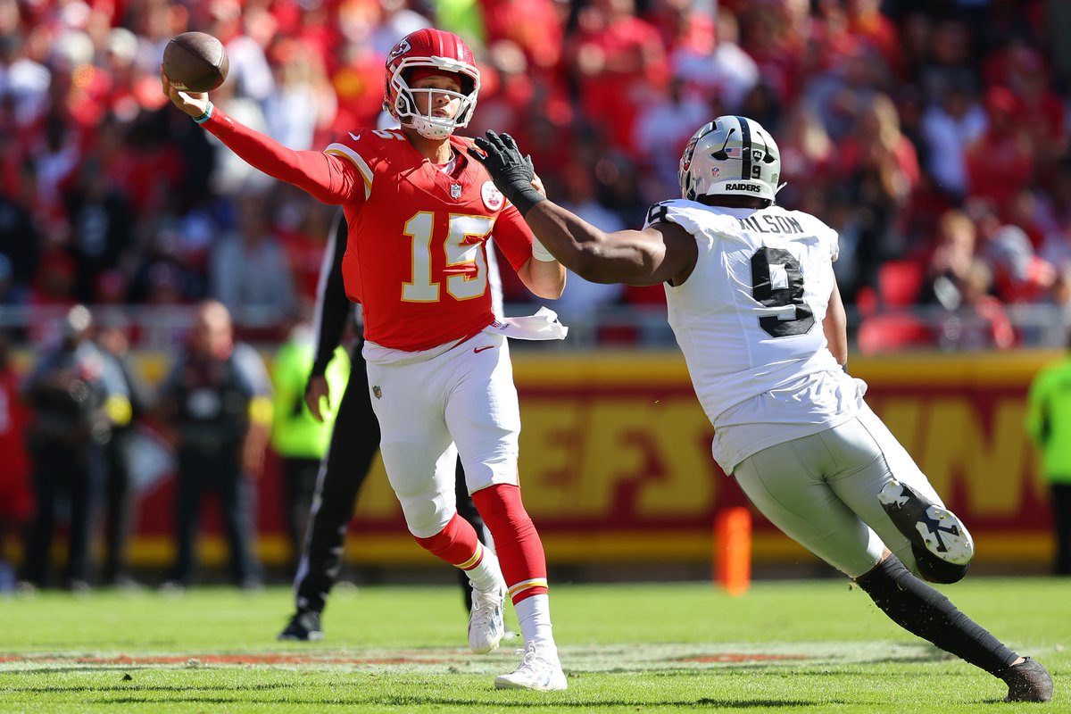 NFLonCBS's tweet photo. Patrick Mahomes in first half

206 Pass Yards
3 Pass TD
139.9 Pass Rating https://t.co/kW6IZkKHFg