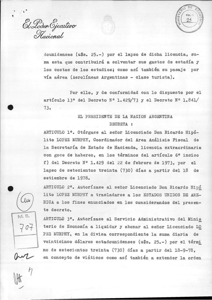 Es paradójico que el que se autodenomina republicano y crítico del gasto público haya sido funcionario de una dictadura genocida y sus estudios en Estados Unidos (y el mantenimiento de su familia allí) hayan sido financiados por el estado.