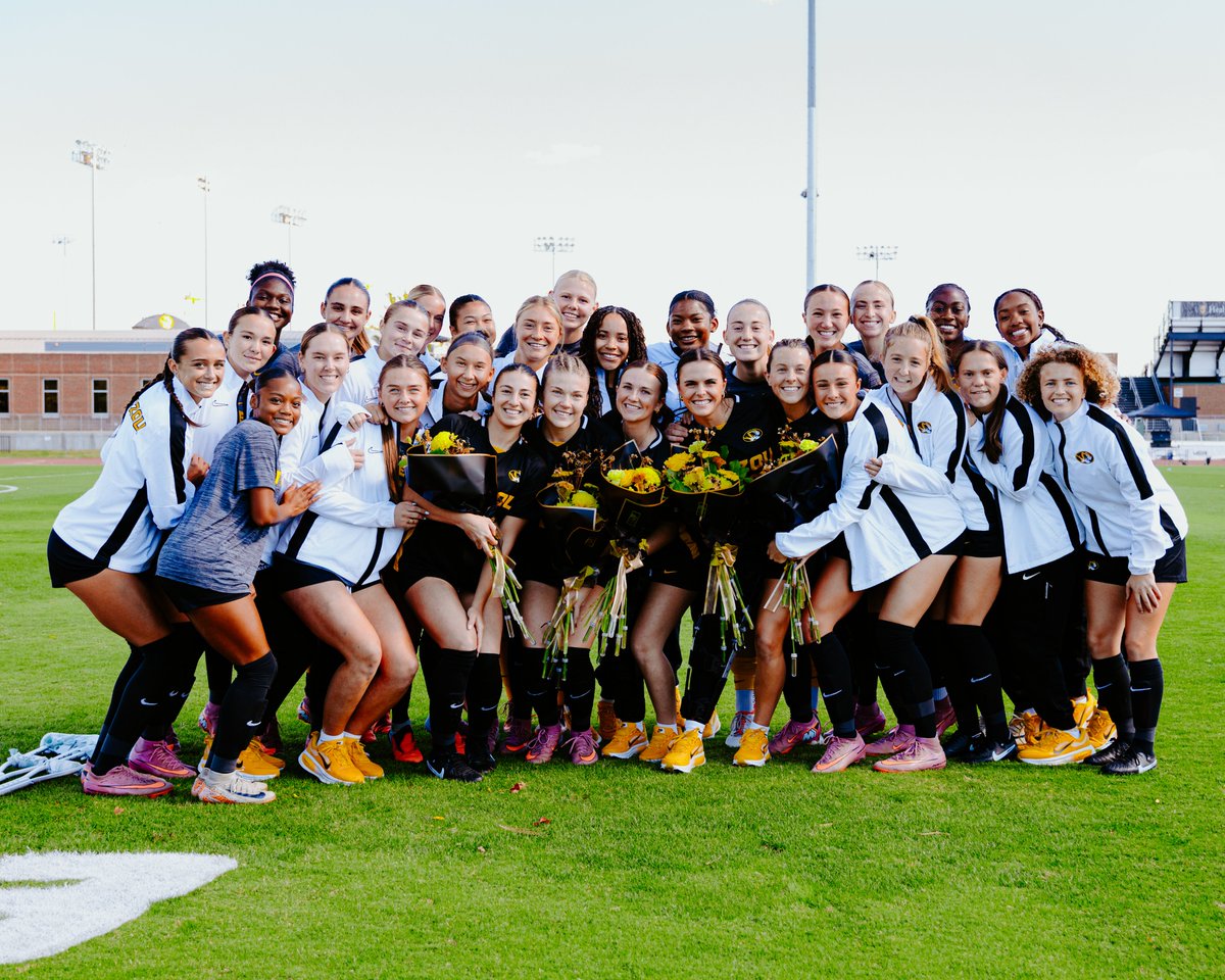 MizzouSoccer's tweet image. A moment for the seniors👩‍🎓

#MIZ 🐯 | #RHRN