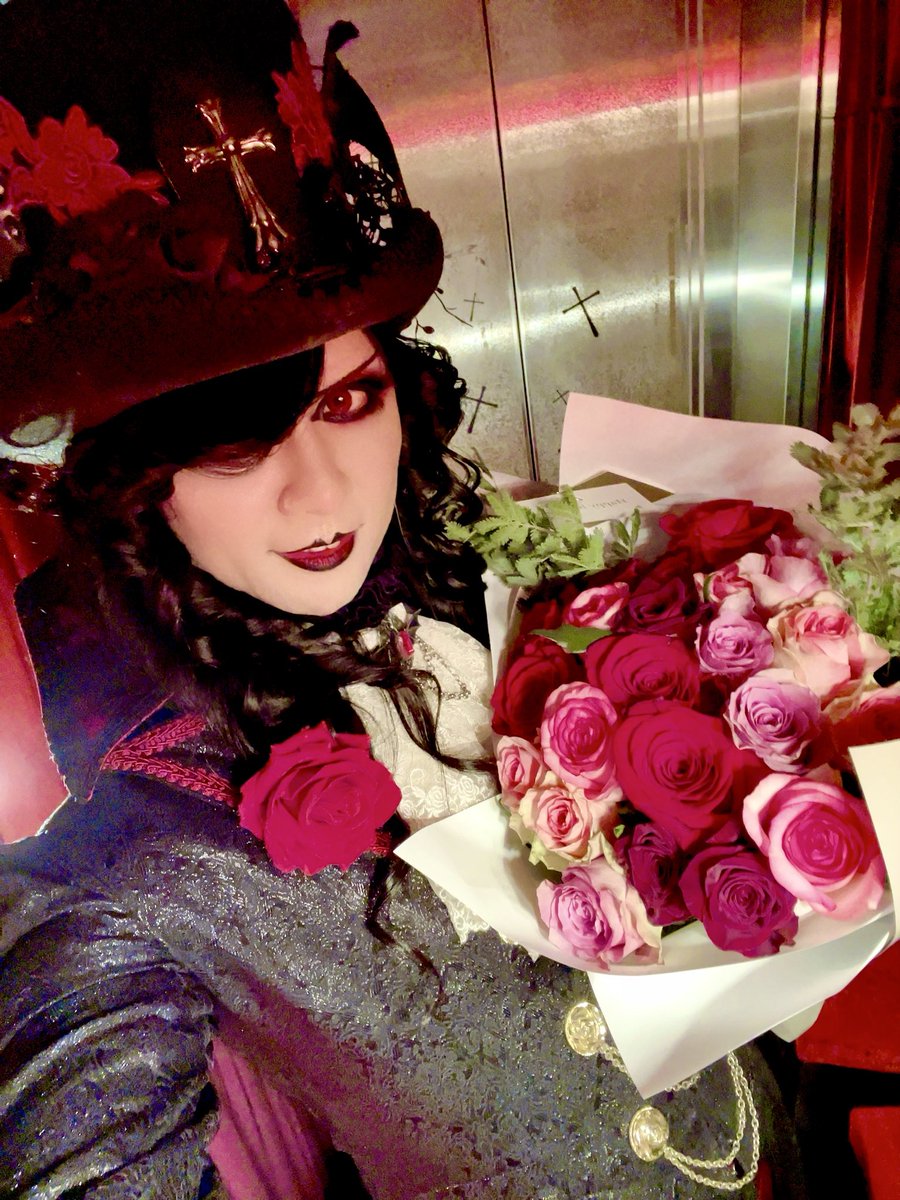 生誕祭終わって次の日から普通に営業！
ハロウィンの土日はかなり過酷だね💦
でも花束頂いたり知らないお客さんから誕生日おめでとうございますとか言われたりするから終始誕生日モード🎂
色んな人からプレゼントも沢山貰った！✨
明日は山を乗り切って初めてのオフ日ψ(｀∇川)ψ