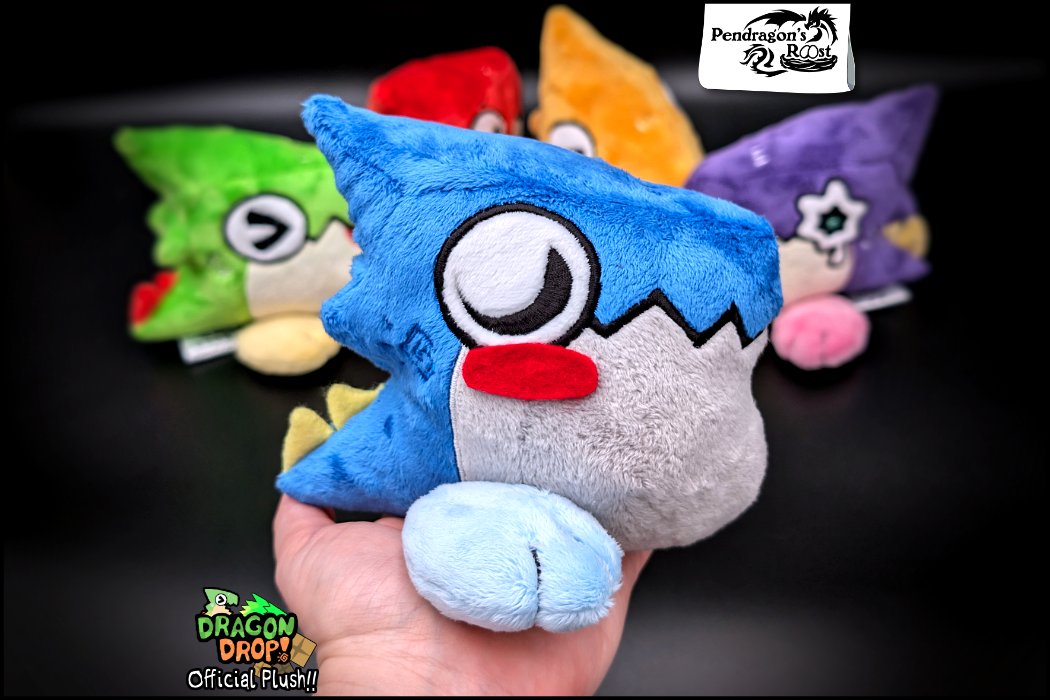 Sunken #18 is here to jump into the fray! 🎮
Another official Dragon Drop pico brought to life with soft minky and poseable feet.

Check them out in the game, Dragon Drop 💞 or get a friend for yourself from my Ko-Fi!
☄️ store.steampowered.com/app/1581500/Dr…
🍵 ko-fi.com/c/1c1f4b64ef