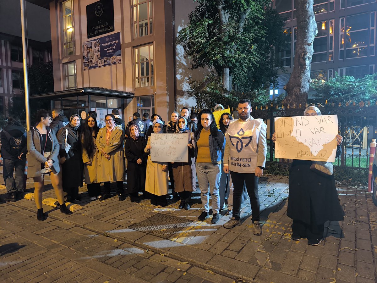Mülakat mağduru öğretmenler İstanbul İl Milli Eğitim Müdürlüğü önünde basın açıklaması yaptı 

#MülakatMağdurlarıistanbulda