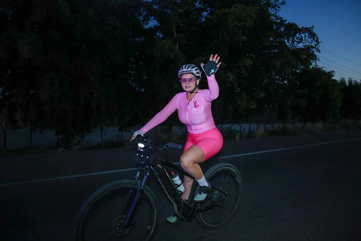 Desde el amanecer, más de 750 ciclistas rodaron juntas y juntos en la Rodada Rosa 2025. Un evento que no solo une en actividad deportiva, une conciencias: por la salud de nuestras mujeres, por Altata y por un Sinaloa solidario y activo.