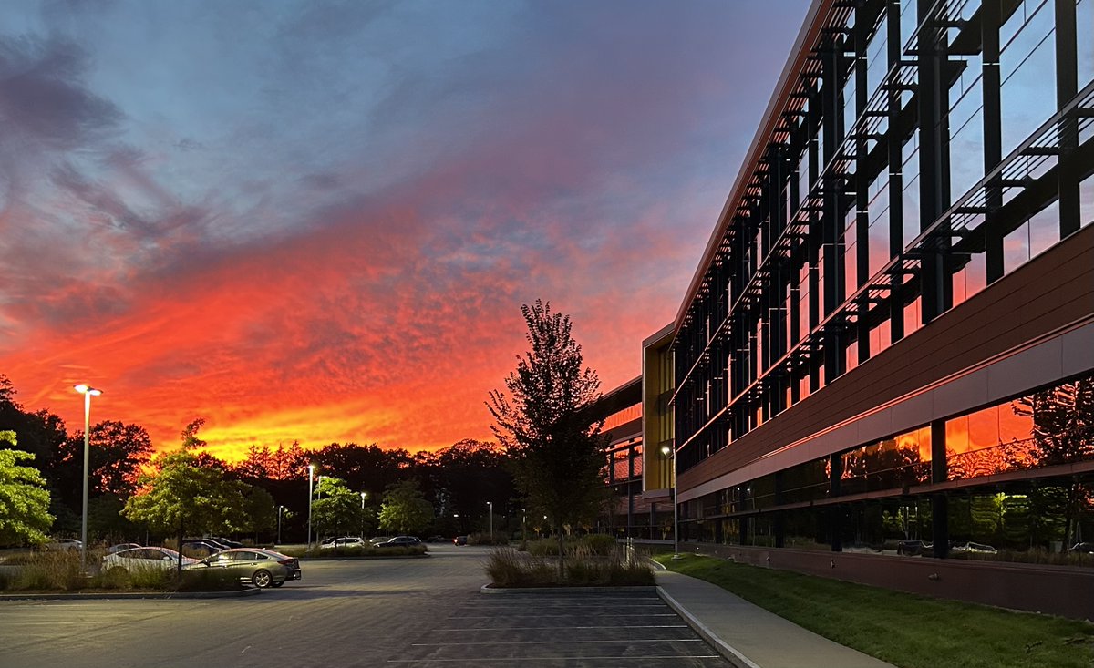 MathWorks's tweet image. Sunset views at our Lakeside campus in Natick 😍 🔥