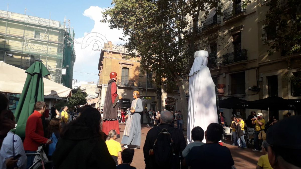 Dissabte 18 d'Octubre vam celebrar el Correllengua 2025 de Sant Martí, en el que van col.laborar diverses associacions i entitats del barri, entre ells SMxI. Vam poder gaudir dels balls de Gegants i l'Esbart Sant Jordi, ball de bastons i batucada. I no va faltar el vermut final!