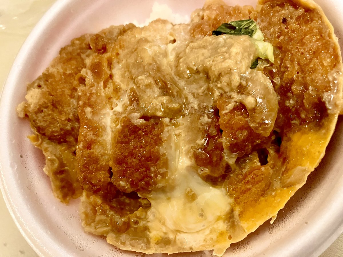 今日はセイコーマートのカツ丼を買いました。