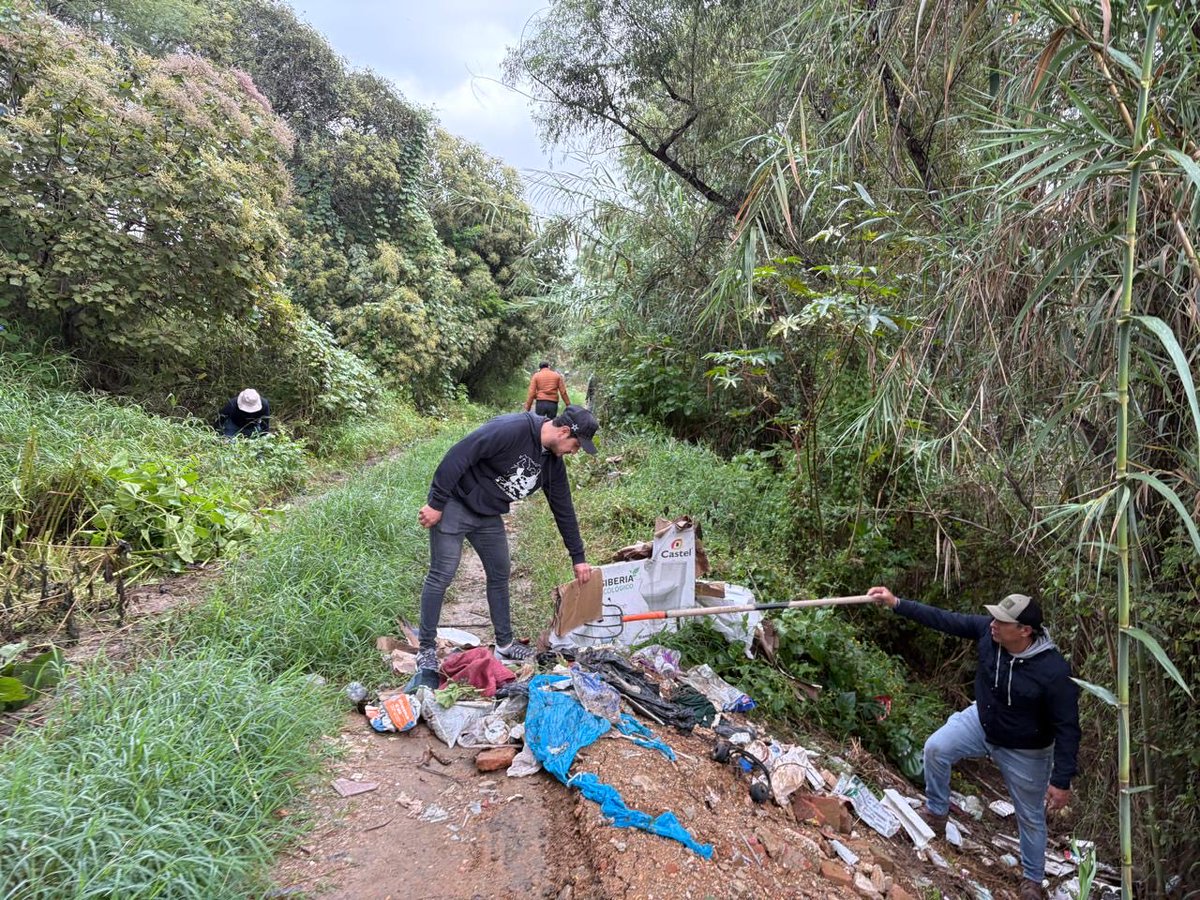 Alejandro_ALJ's tweet photo. En este día, nuestros compañeros participaron en el #MegaTequio de Limpieza y Saneamiento del río Atoyac, encabezado por nuestro gobernador @salomonj.
Durante esta jornada se atendieron 4 km en el municipio de San Jacinto Amilpas y 2.8 km en Santa María Atzompa. https://t.co/Y9EpkUHNBF