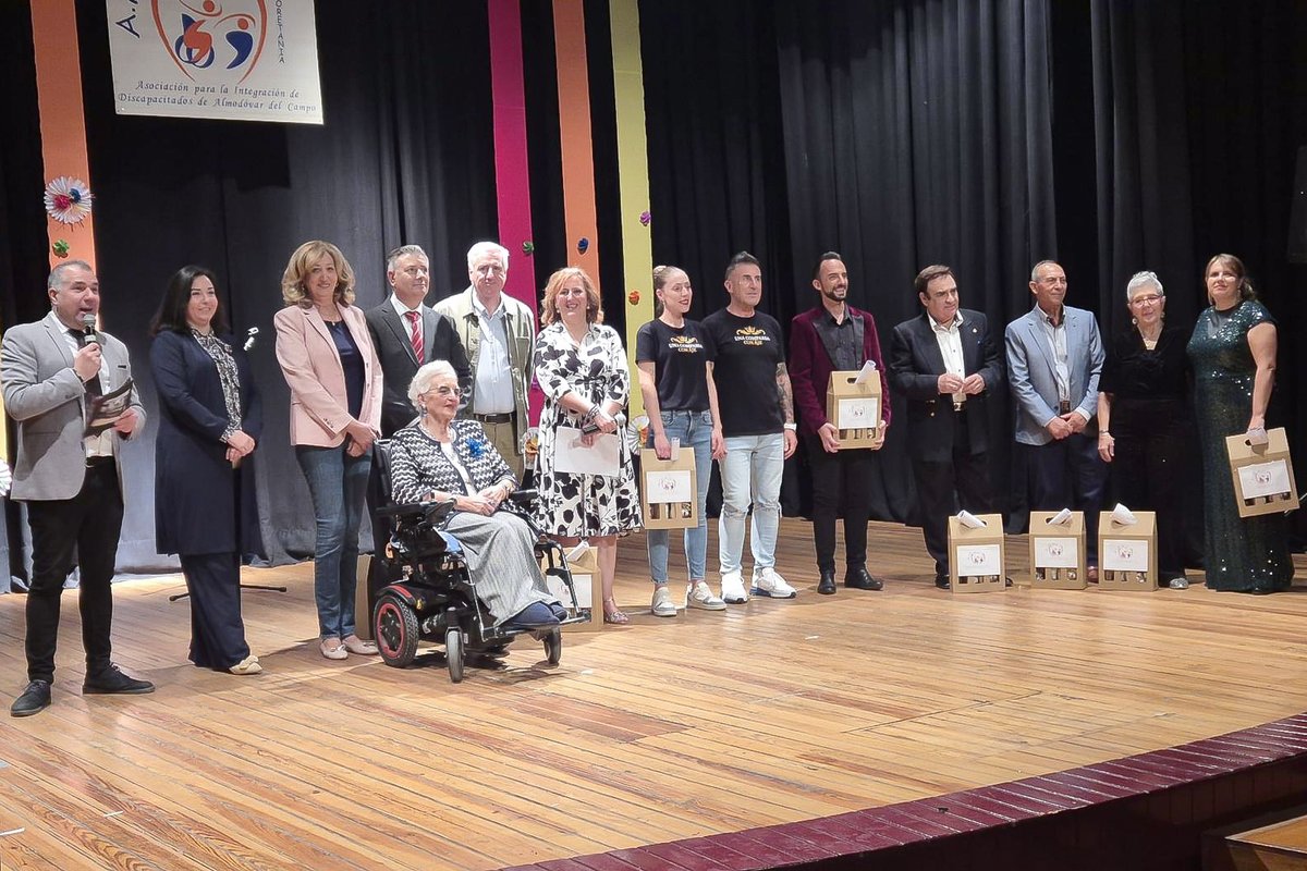Ayuntamiento de ALMODÓVAR DEL CAMPO (@aytoalmodovarcp) on Twitter photo Compartimos esta fotografía de todo el elenco que anoche hizo posible la Gala Solidaria en favor de AIDAC-ORETANIA, con la presencia de su presidente, Irenea del Olmo y el presidente provincial de ORETANIA Ciudad Real, Eloy Sánchez de la Nieta y ediles de nuestro Ayuntamiento. Compartimos esta fotografía de todo el elenco que anoche hizo posible la Gala Solidaria en favor de AIDAC-ORETANIA, con la presencia de su presidente, Irenea del Olmo y el presidente provincial de ORETANIA Ciudad Real, Eloy Sánchez de la Nieta y ediles de nuestro Ayuntamiento.
